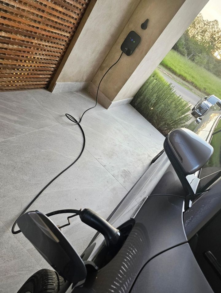 Pemilik EV puas dengan hasil instalasi wall charger di rumah