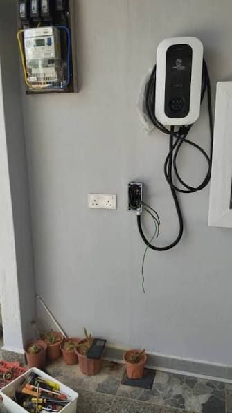 Instalasi wall charger di garasi rumah mewah
