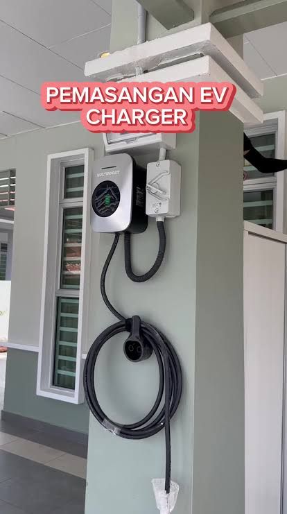 Pemasangan charger EV di parkir apartemen