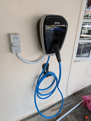 Wall charger terpasang di dinding garasi dengan kabel tersembunyi