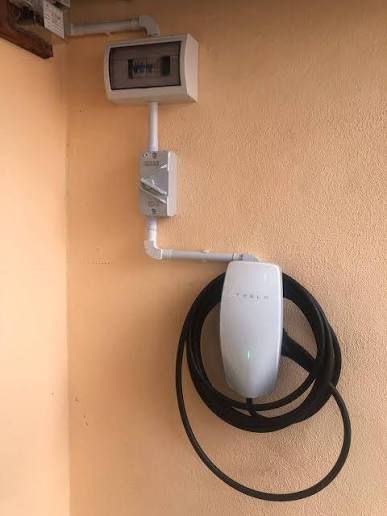 Instalasi charger untuk area komersial dan gedung perkantoran