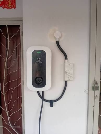 Proyek instalasi wall charger skala besar di area parkir